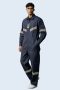 Overol de gabardina industrial azul marino para trabajo pesado con detalles grises y bolsillos frontales.